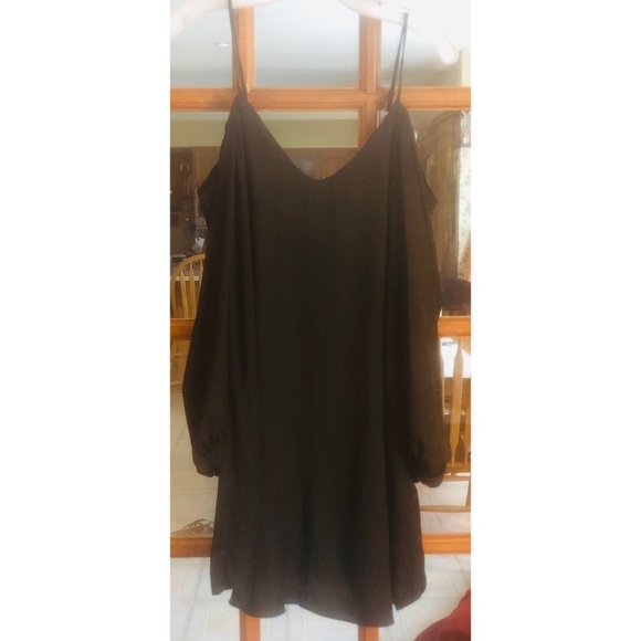 Black Slouchy, Cold Shoulder, Knee Length Dress - Picture 4 of 5